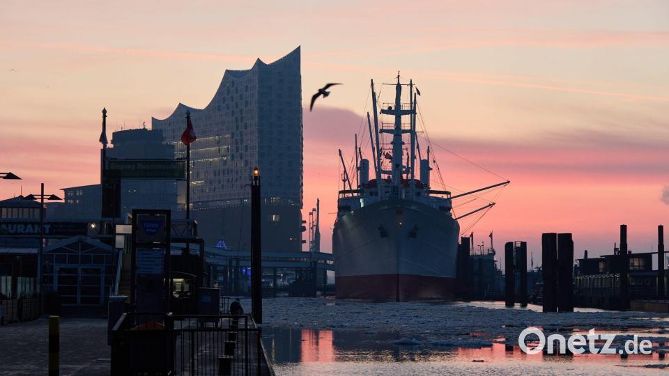 Eisbrocken liegen in der Elbe im Hafen. Im Hintergrund ist die Elbphilharmonie zu sehen. Bild: Georg Wendt/dpa