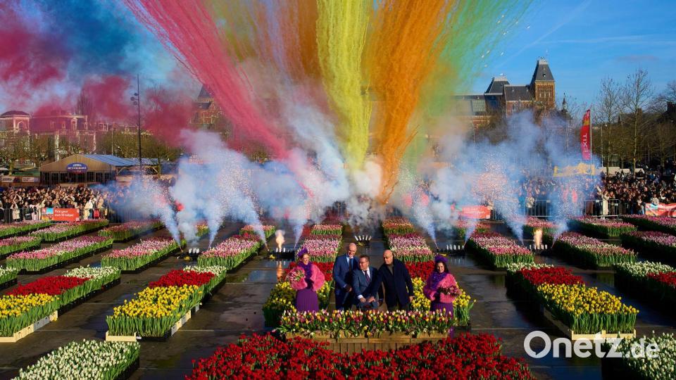 Pyrotechnik wird anlässlich des nationalen Tulpentages, der Eröffnung der Tulpensaison 2026, auf dem Museumsplatz in Amsterdam gezündet. Bild: Peter Dejong/AP/dpa