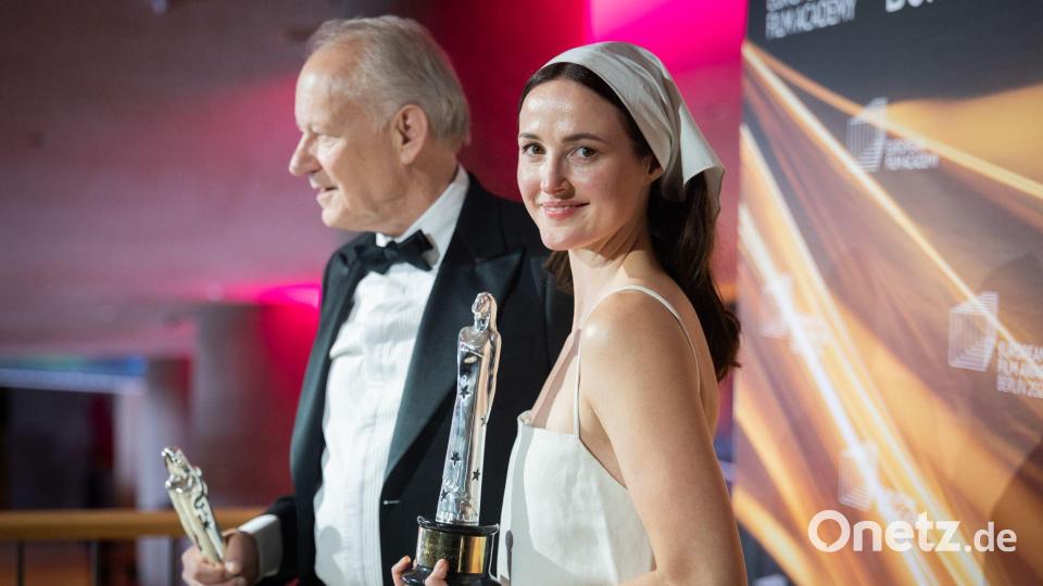 Die Schauspieler Renate Reinsve und Stellan Skarsgård gewannen die Schauspielpreise. Bild: Christoph Soeder/dpa