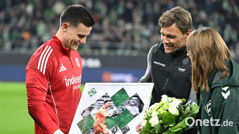 Eine angenehmere Aufgabe für Sportchef Clemens Fritz (M.) vor dem Spiel gegen Frankfurt: Die nachträgliche Verabschiedung von Ex-Werder-Torwart Michael Zetterer (l). Bild: dpa