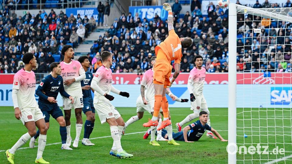 Torwart Mark Flekken düpiert: Der Ball fliegt zum 1:0 für Hoffenheim ins Netz. Bild: Uwe Anspach/dpa