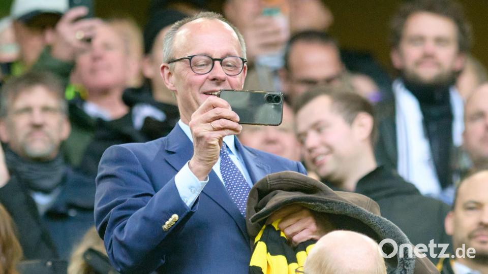 Der Kanzler bekommt einen BVB-Sieg zu sehen. Bild: Bernd Thissen/dpa