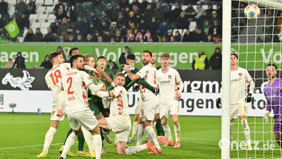 Wolfsburger Ausgleich: Moritz Jenz trifft zum späten 1:1 gegen Heidenheim. Bild: Swen Pförtner/dpa