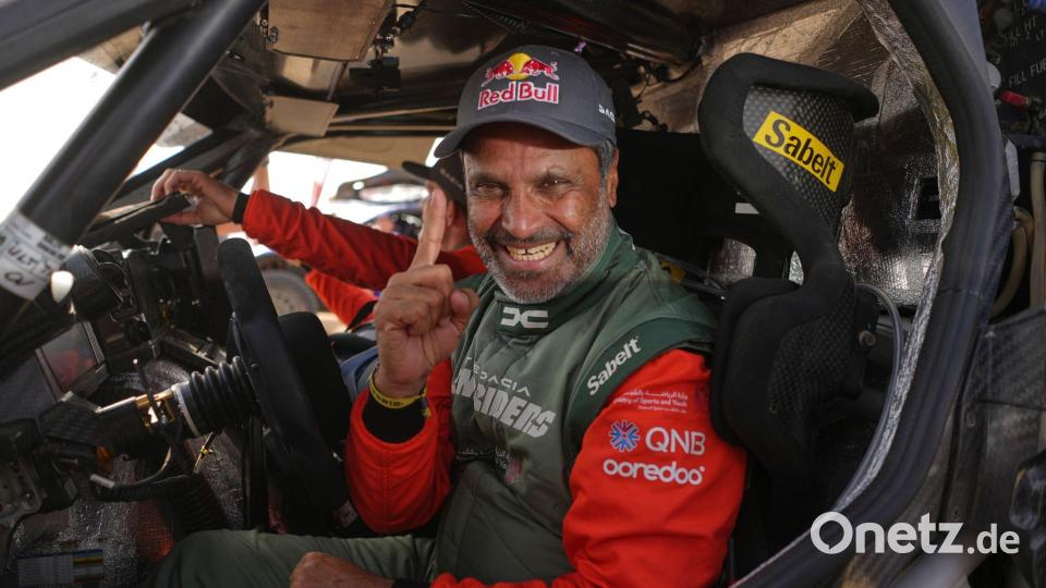 Finger hoch: Nasser Al-Attiyah jubelt in Saudi-Arabien. Bild: Thibault Camus/AP/dpa