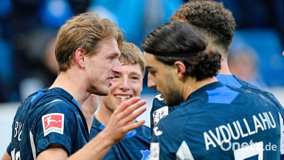 Wouter Burger (l.) darf sich zum 1:0 beglückwünschen lassen. Bild: Uwe Anspach/dpa
