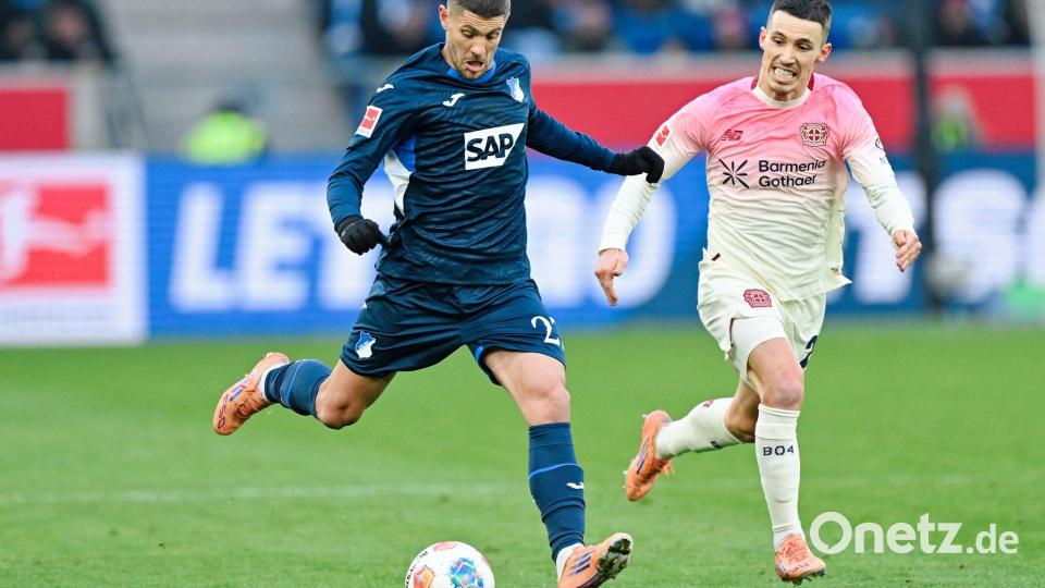 Bayer und Grimaldo (r.) rennen gegen Hoffenheim und Kramaric viel hinterher. Bild: Uwe Anspach/dpa