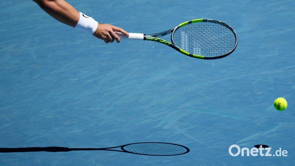 Carlos Alcaraz aus Spanien sammelt den Ball ein. Bild: Aaron Favila/AP/dpa