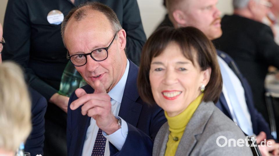 Bundeskanzler Friedrich Merz (CDU) sitzt neben seiner Gattin Charlotte Merz in Dortmund. Merz bekam anschliessend den „Großen Stutenkerl“ des Bäckerinnungsverband West verliehen. Bild: Bernd Thissen/dpa