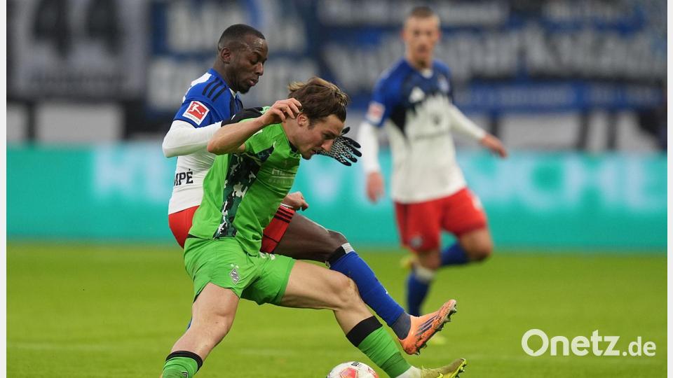 Jean-Luc Dompé (l, Hamburger SV) und Rocco Reitz (Bor. Mönchengladbach) kämpfen um den Ball. Bild: Marcus Brandt/dpa