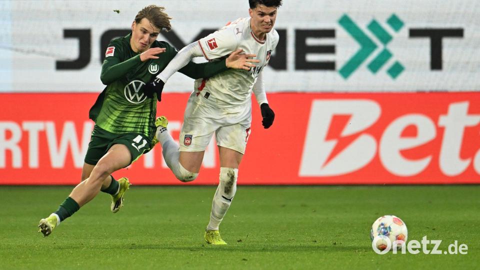 Startelf-Debütant: Wolfsburgs 18-jähriger Abwehrspieler Jan Bürger (l) im Zweikampf mit Heidenheims Mathias Honsak. Bild: Swen Pförtner/dpa