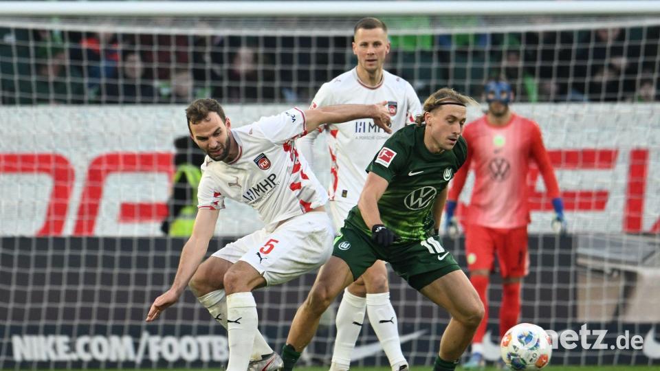 Wolfsburgs Lovro Majer (r) wird vom Heidenheimer Benedikt Gimber bedrängt. Bild: Swen Pförtner/dpa