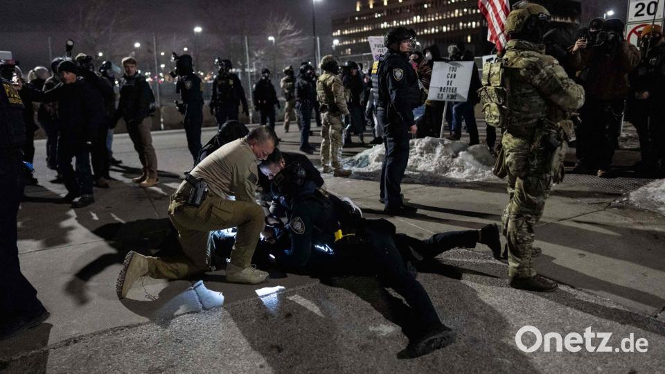 Das Heimatschutzministerium wies Vorwürfe über Gewalt der Beamten zurück. Bild: Adam Gray/AP/dpa