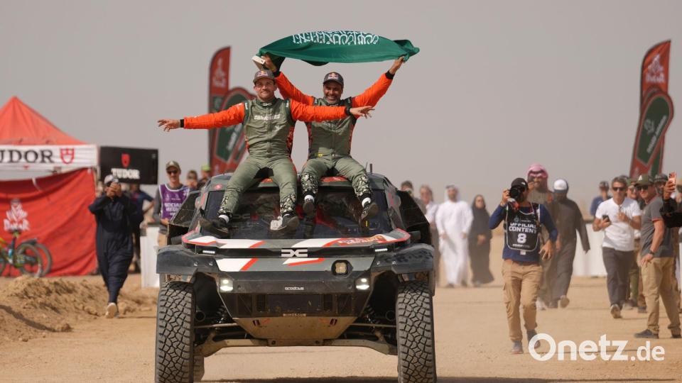 So sehen Sieger aus: Nasser Al-Attiyah (r) und sein Beifahrer Fabian Lurquin. Bild: Thibault Camus/AP/dpa