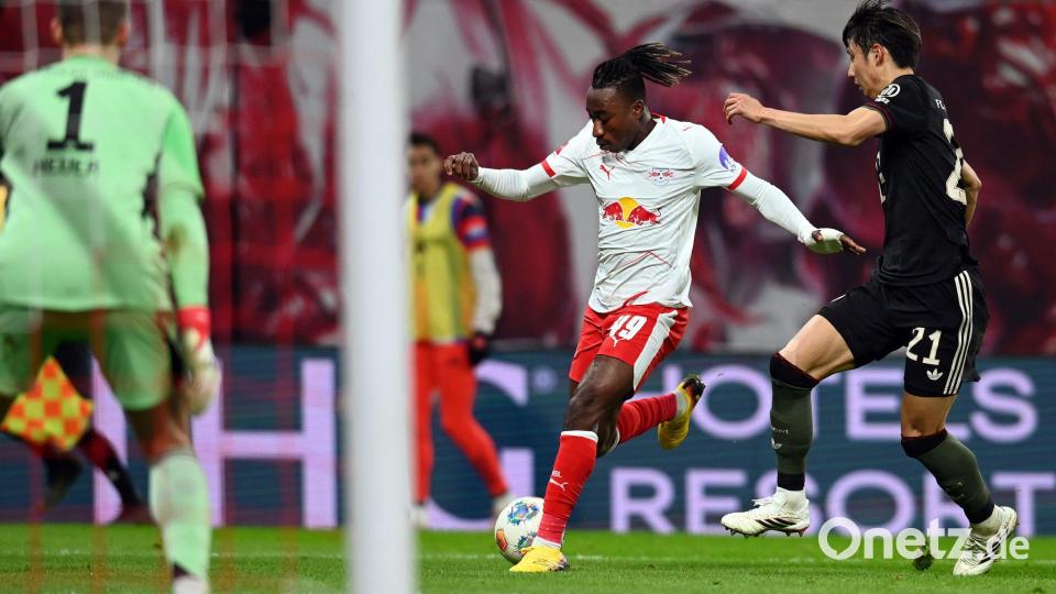 Leipzigs Yan Diomande (M) scheitert an Bayern-Torwart Manuel Neuer (l) Bild: David Hammersen/dpa