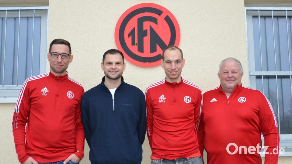 Dieses Quartett will den 1. FC Neukirchen voranbringen (von links): Vorsitzender Jeremias George, Neu-Spielertrainer Maximilian Witzel, Manuel George (Trainer zweite Mannschaft) und Abteilungsleiter Joachim Thümmler. Bild: Christine Dehling/exb