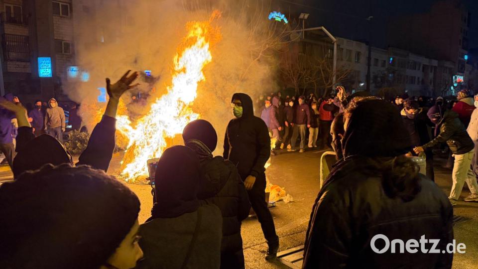 Bei den Massenprotesten gab es nach Angaben eines iranischen Aktivistennetzwerkes mindestens 3.300 Tote - es kursieren aber auch deutlich höhere Schätzungen. (Archivbild) Bild: Uncredited/UGC/AP/dpa