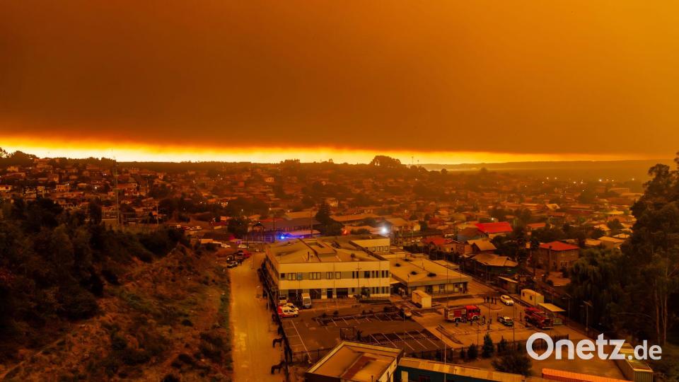 Hunderte Feuerwehrleute und Soldaten kämpften gegen die Brände. Bild: Javier Torres/AP/dpa