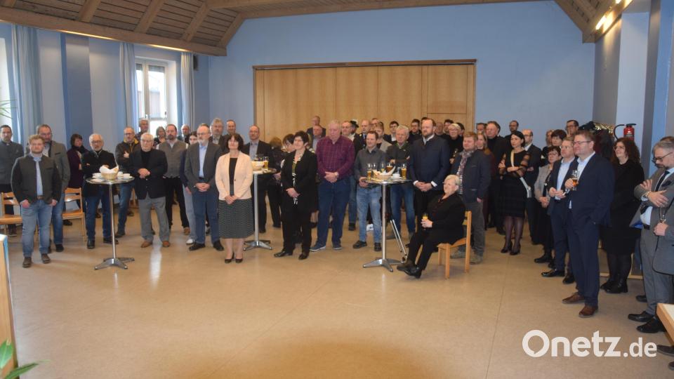 Bürger aus Politik, Vereinen und Organisationen kamen zum Neujahrsempfang der CSU ins Pfarrheim. Bild: fz