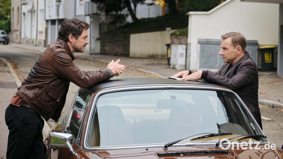 Die Kommissare Thorsten Lannert (Richy Müller; rechts) und Sebastian Bootz (Felix Klare) treffen in diesem Fall auf zwei Welten, die aufeinanderprallen. Bild: Benoît Linder/ARD/SWR/dpa