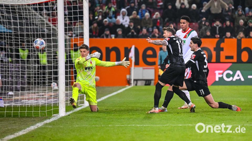 Igor Matanović steht für die Freiburger goldrichtig. Bild: Harry Langer/dpa