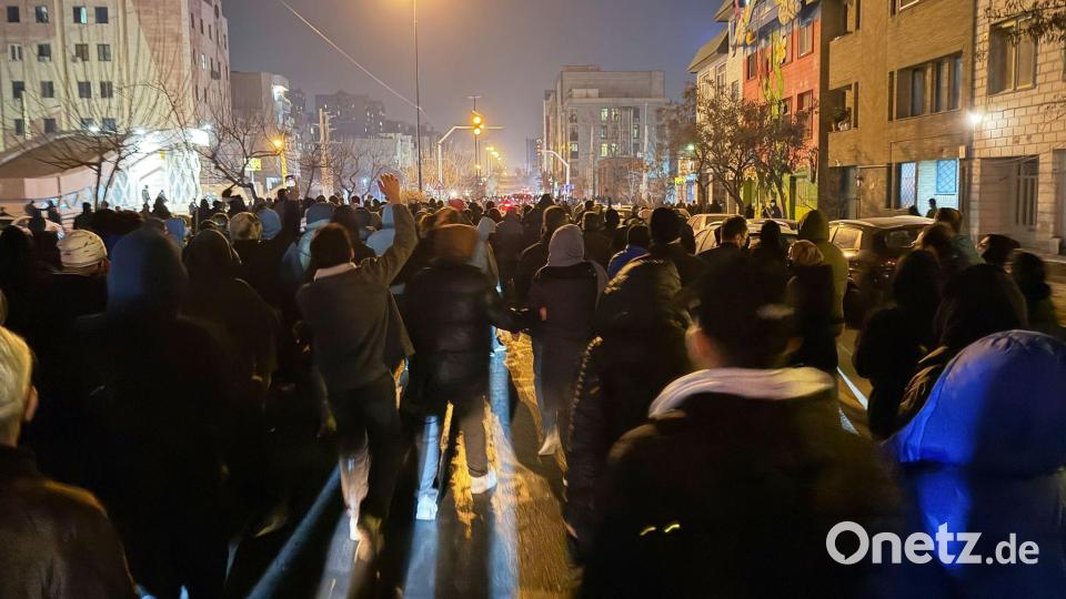 Proteste gegen die Wirtschaftskrise weiteten sich aus in Massendemonstrationen gegen das Herrschaftssystem. (Archivbild) Bild: Uncredited/UGC/AP/dpa