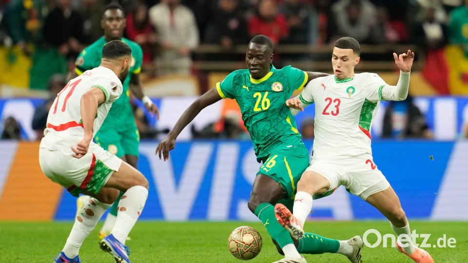 Marokkos Bilal El Khannouss (r) und Senegals Pape Gueye lieferten sich mit ihren Teams ein intensives Finale. Bild: Mosa'ab Elshamy/AP/dpa
