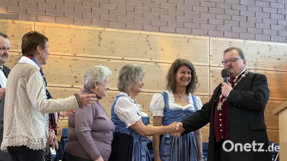 Bürgermeister Alfred Stier, der seinen letzten Neujahrsempfang moderierte, ehrte engagierte Gemeindebürger. Bild: Susanne Forster