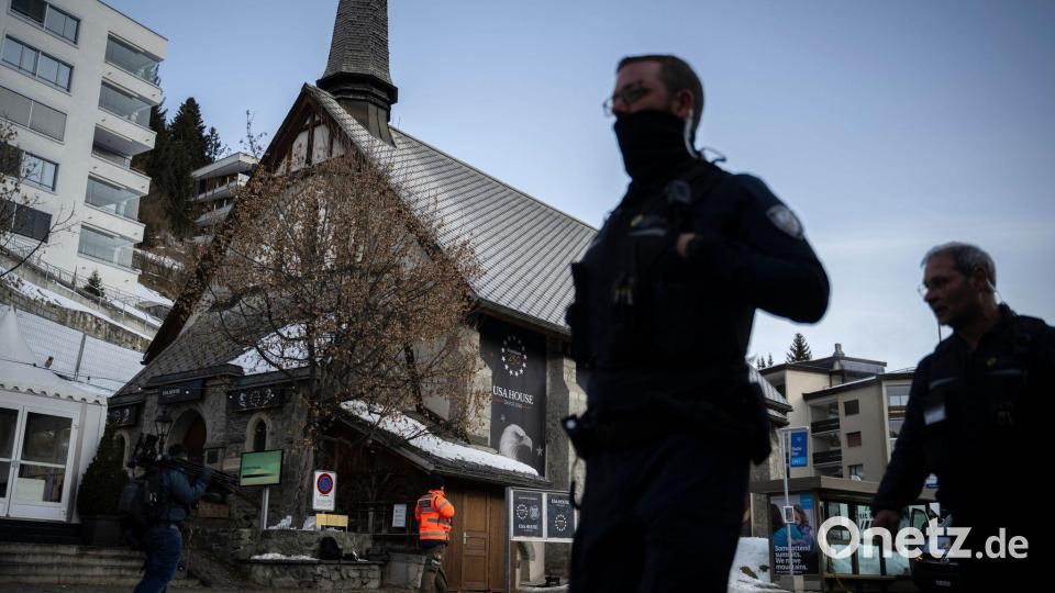 Polizei patroulliert vor dem USA-Haus vor dem 56. Jahrestreffen des Weltwirtschaftsforums (WEF) in Davos. Bild: Gian Ehrenzeller/KEYSTONE/dpa