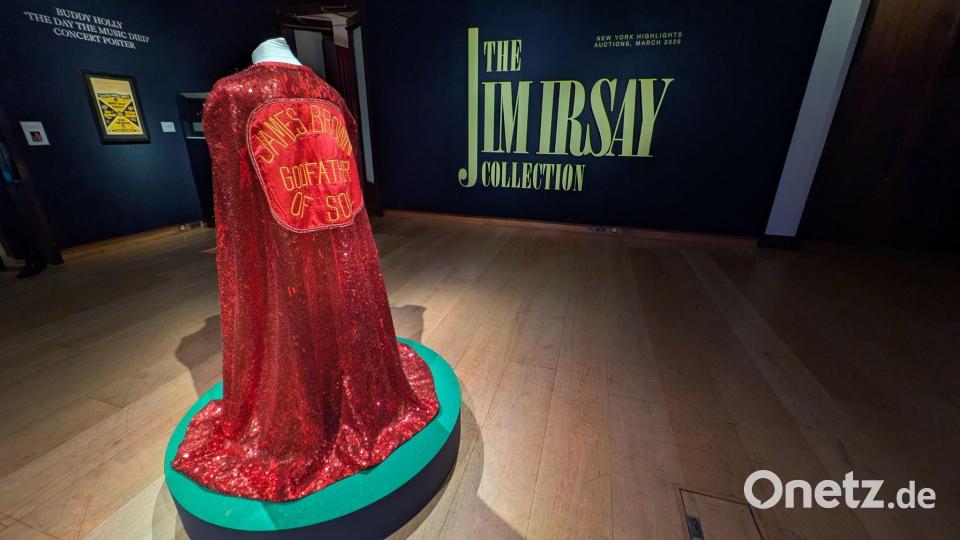 Eine Bühnenrobe von Soullegende James Brown aus der "Jim Irsay Collection". Bild: Philip Dethlefs/dpa