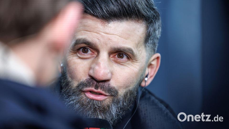 Schalkes Trainer Muslic hat mit Charme auf Transfergerüchte um Edin Dzeko reagiert. Bild: Andreas Gora/dpa