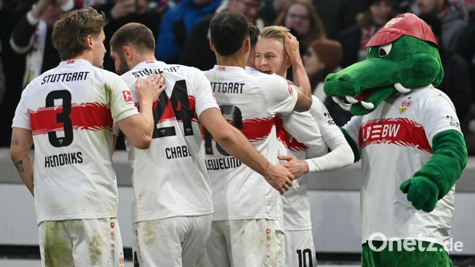 VfB-Torschütze Chris Führich (r) wird von seinen Mitspielern beglückwünscht. Bild: Marijan Murat/dpa