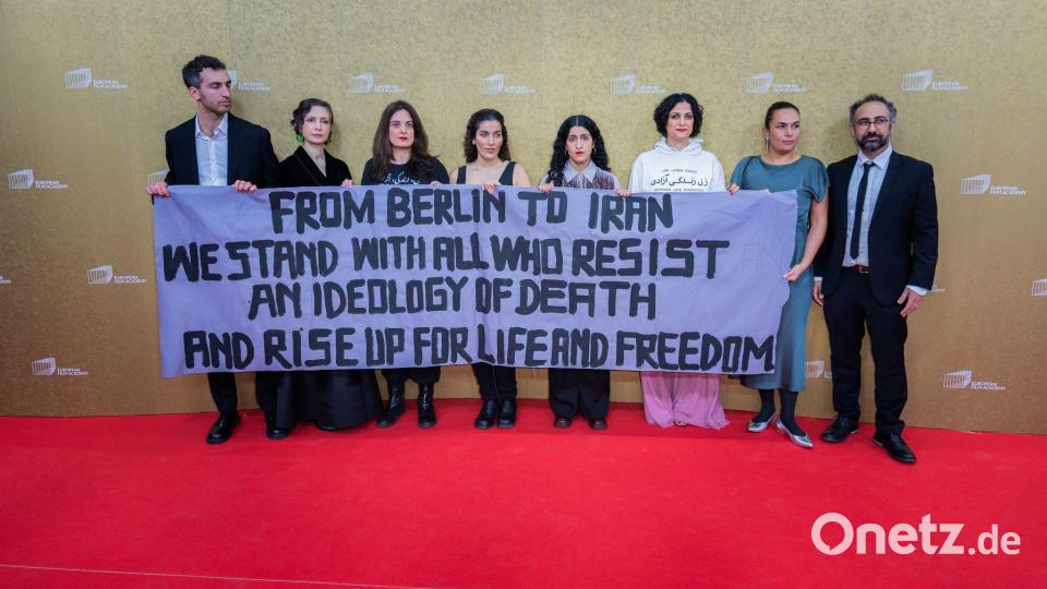 Filmschaffende mit iranischen Wurzeln zeigen ihre Solidarität. Bild: Christoph Soeder/dpa