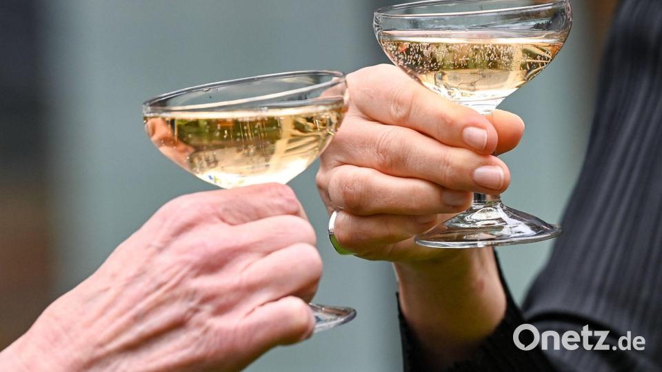 Nach der Adventszeit und den Feiertagen haben viele Menschen das Gefühl, dass sie nun erst einmal weniger oder gar nicht trinken sollten. (Symbolbild) Bild: Jens Kalaene/dpa