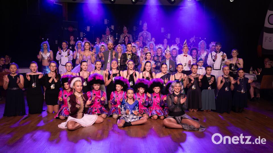 Mehr als 100 Aktive wirkten beim Inthronisationsball in Floß mit. Bild: Katharina Luber