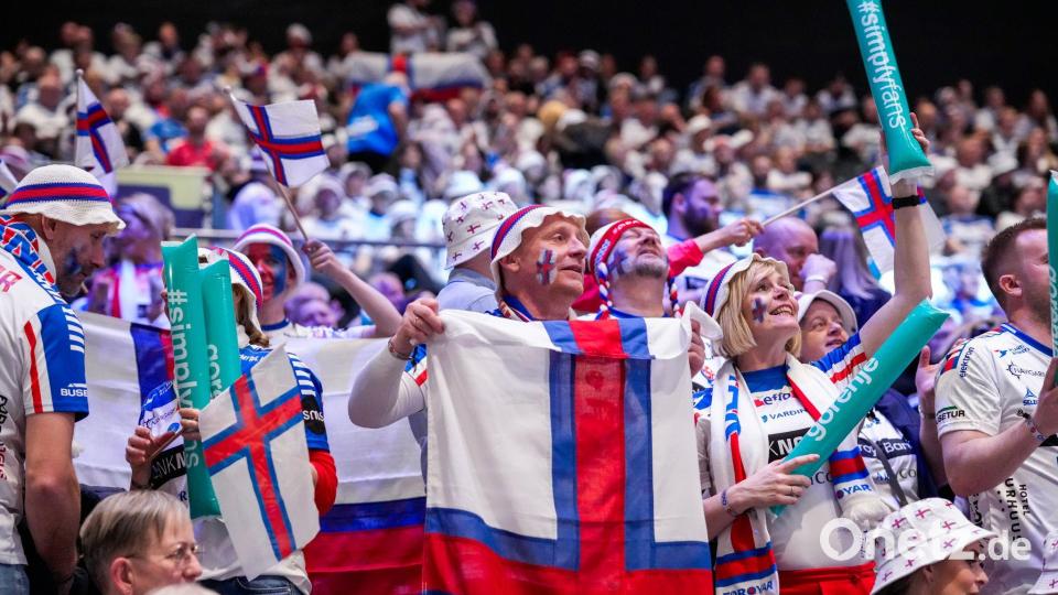 Über 6.000 Fans in Oslo: Die Fans der Färöer feiern eine Handball-Party. Bild: Cornelius Poppe/NTB/dpa