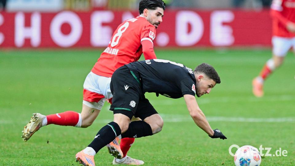 Hart umkämpftes Duell: Lauterns Semih Sahin (l.) gegen Hannovers Enzo Leopold. Bild: Uwe Anspach/dpa