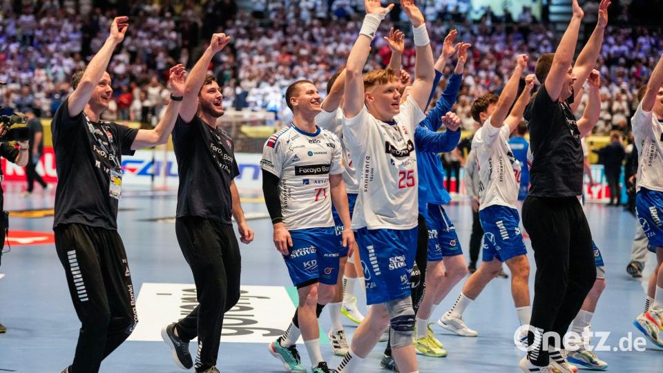 Die Färinger feiern den historischen Handball-Abend mit ihren Fans. Bild: Cornelius Poppe/NTB/dpa