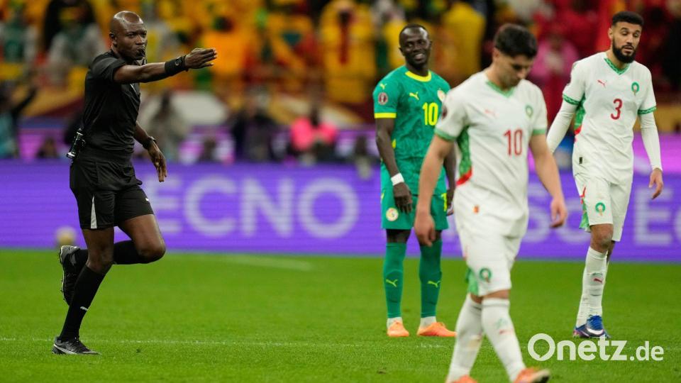 Er stand im Mittelpunkt des Eklats: Schiedsrichter Jean Jacques Ndala Ngambo. Bild: Mosa'ab Elshamy/AP/dpa