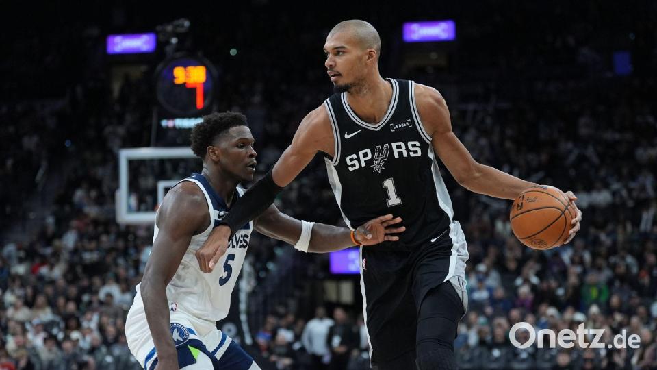 Edwards (links) kam auf 55 Punkte, Wembanyama aber war am Ende der Gewinner. Bild: Eric Gay/AP/dpa