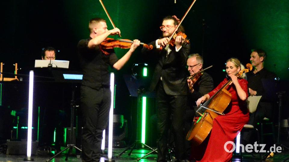 Dirigent Rafael Regilio und sein erster Geiger liefern sich ein Duell auf der Violine. Bild: Kunz