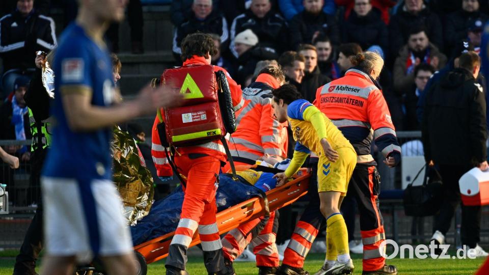 Paderborns Spieler Calvin Brackelmann wird nach einer Verletzung von Sanitätern auf einer Trage vom Spielfeld gebracht. Bild: Gregor Fischer/dpa