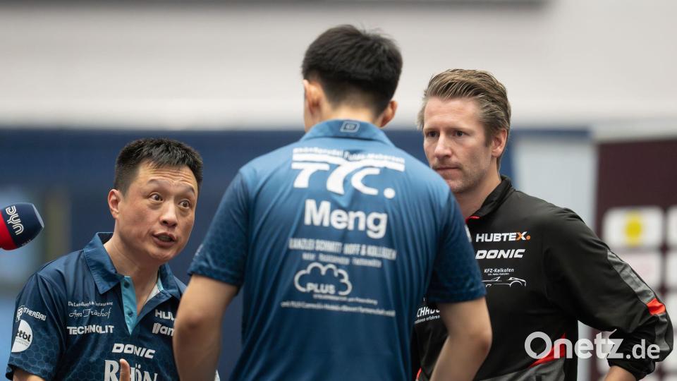 Tischtennis-Trainer Qing Yu Meng (l) und sein Team aus Fulda. In der Mitte: sein Sohn Fanbo Meng. Bild: Soeren Stache/dpa