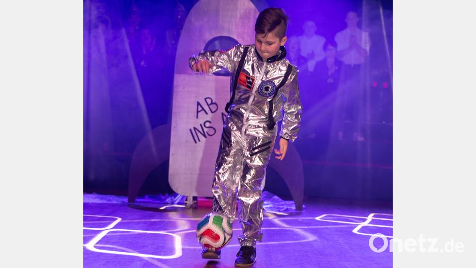 „Ab ins All“ ist das Motto des Faschingsverein Stammtisch Botzersreuth. Bild: Katharina Luber