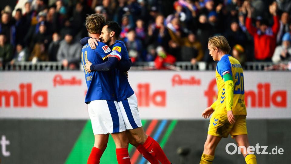 1:0 gegen Paderborn: Kiels Steven Skrzybski (M) jubelt über seinen Treffer mit Teamkollege Phil Harres (l). Bild: Gregor Fischer/dpa