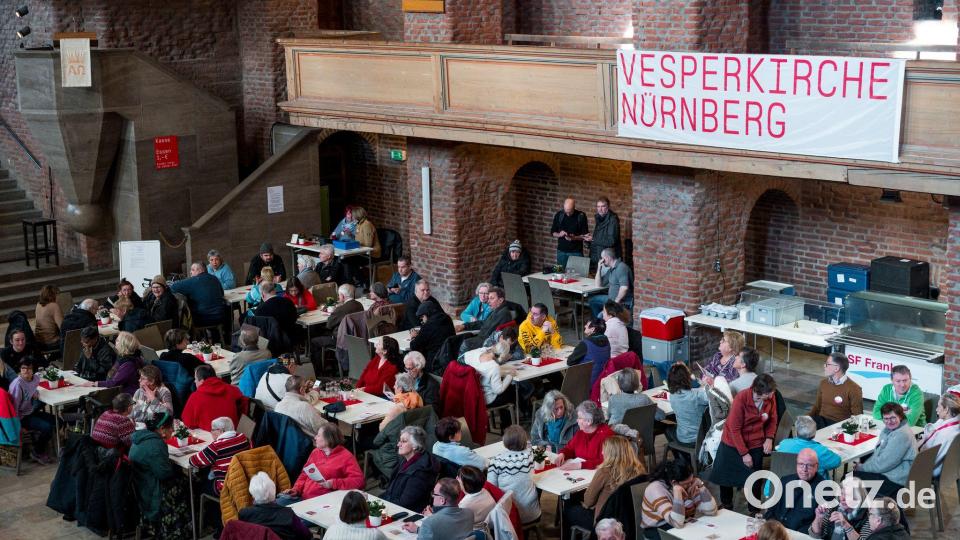 Die Nürnberger Vesperkirche öffnet als Erstes in Bayern ihre Türen, um Menschen bei Essen, Kultur und Gottesdiensten zusammenzubringen. (Archivbild) Bild: Daniel Vogl/dpa