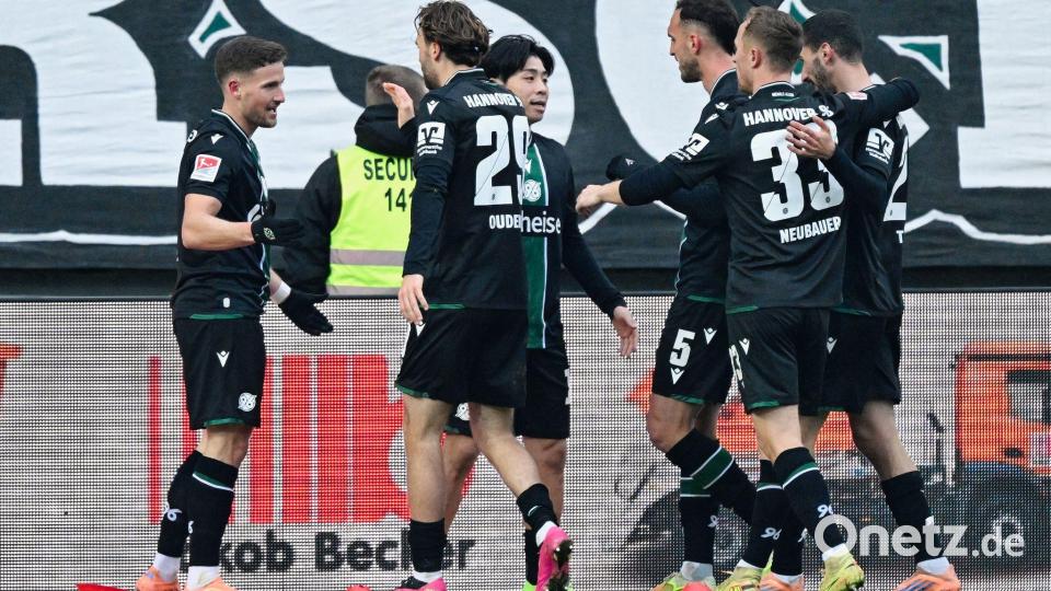 Enzo Leopold (l.) jubelte über sein Tor auf dem Betzenberg. Bild: Uwe Anspach/dpa