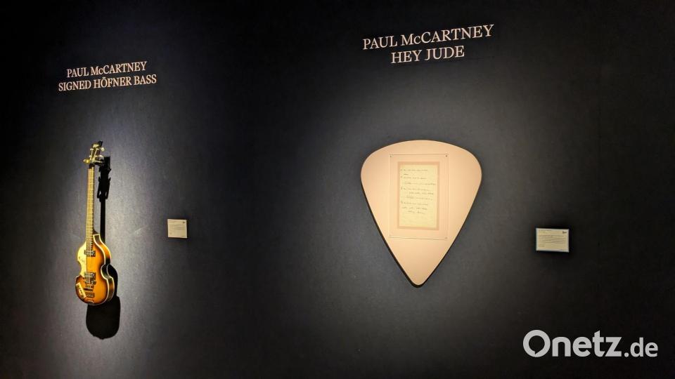 Ein signierter Höfner-Bass von Paul McCartney sowie ein handgeschriebener Text zum Beatles-Klassiker "Hey Jude". Bild: Philip Dethlefs/dpa