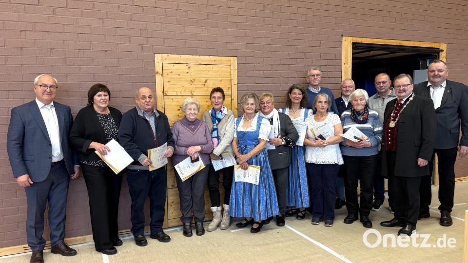 Beim Neujahrsempfang in Bärnau ehrte Bürgermeister Alfred Stier (Zweiter von rechts) viele Gemeindebürger für ihr Engagement. Auf dem Bild sind einige der Geehrten zu sehen. Bild: Susanne Forster