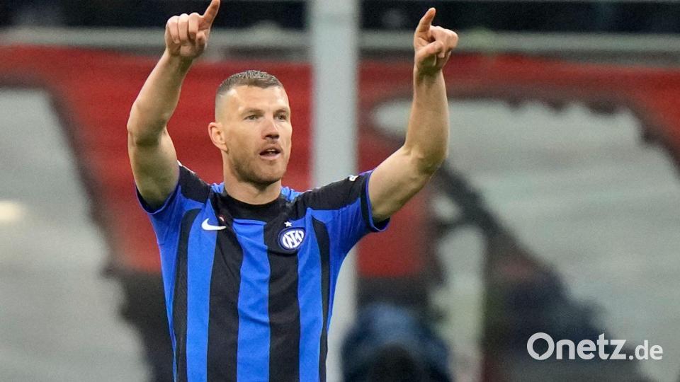 Edin Dzeko soll angeblich ein Kandidat für einen Schalke-Transfer sein. (Archivbild) Bild: Luca Bruno/AP/dpa