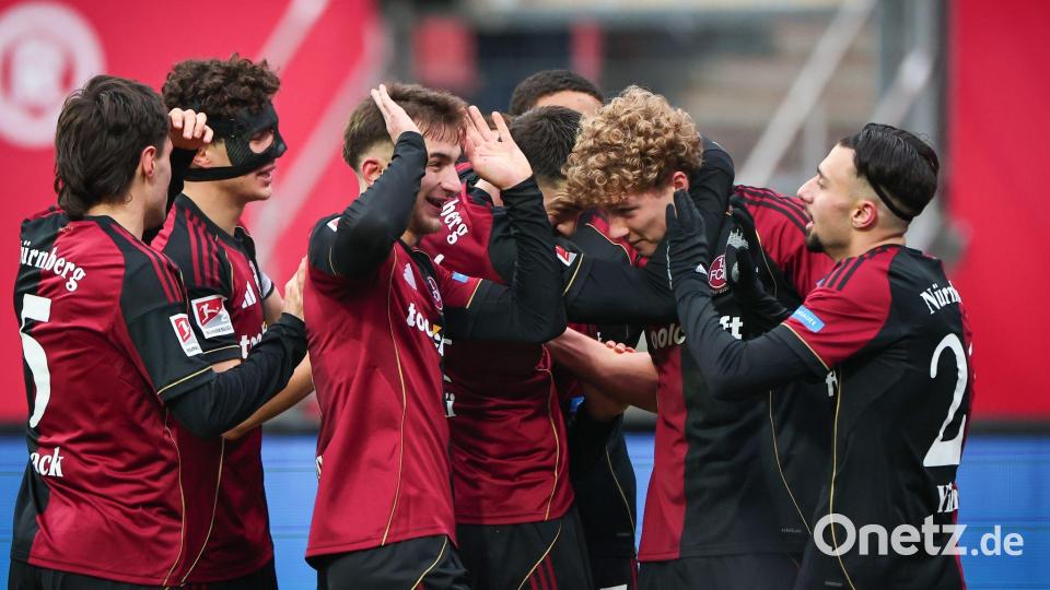 Seine Mitspieler wollen Matchwinner Piet Scobel gar nicht mehr loslassen. Bild: Daniel Karmann/dpa